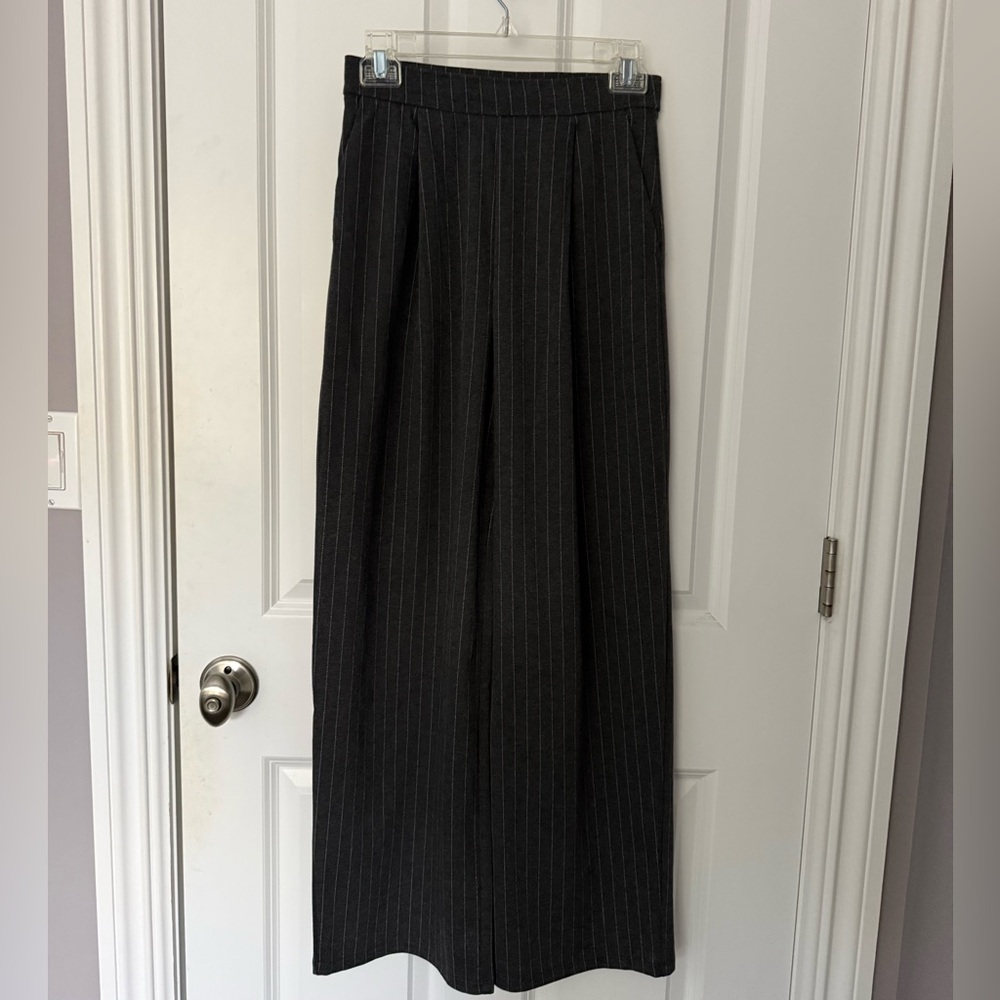 H&M | Loose Fit Wide Leg Grey & White Pinstripe Dress Pants